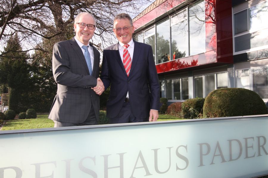 Ein Praktiker mit untrüglichem Gespür für das Machbare: Landrat Manfred Müller (links im Bild) verabschiedet Herbert Temborius (rechts im Bild) nach 46 Dienstjahren in den Ruhestand  Bildnachweis: Amt für Presse- und Öffentlichkeitsarbeit, Kreis Paderborn, Michaela Pitz